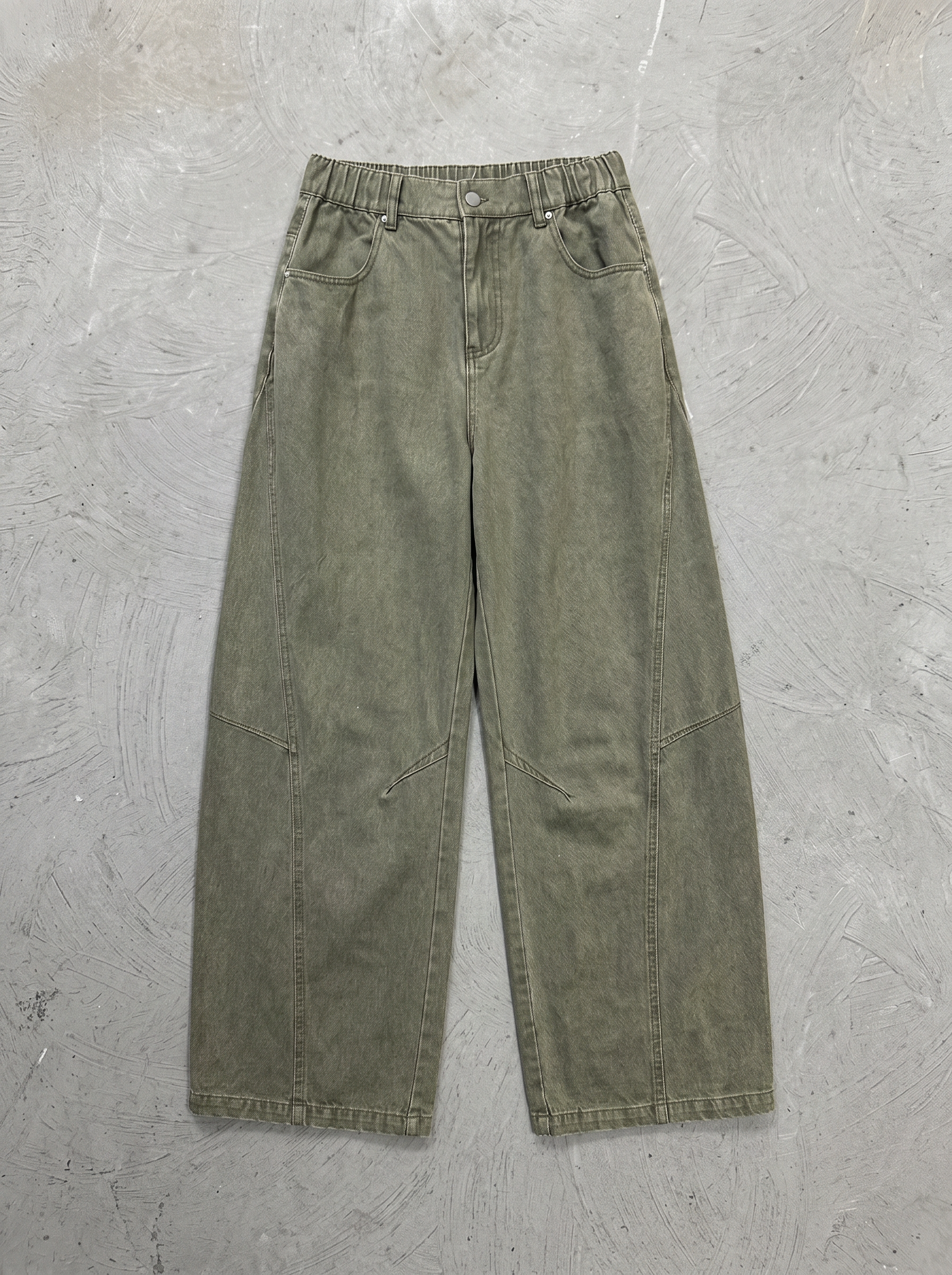 カーキにウォッシュをかけたバナナシルエットのワイドデニム正面の平置き。5ポケット、フロントフライ。腰から裾にかけて丸みのあるバナナラインのワイドレッグ。