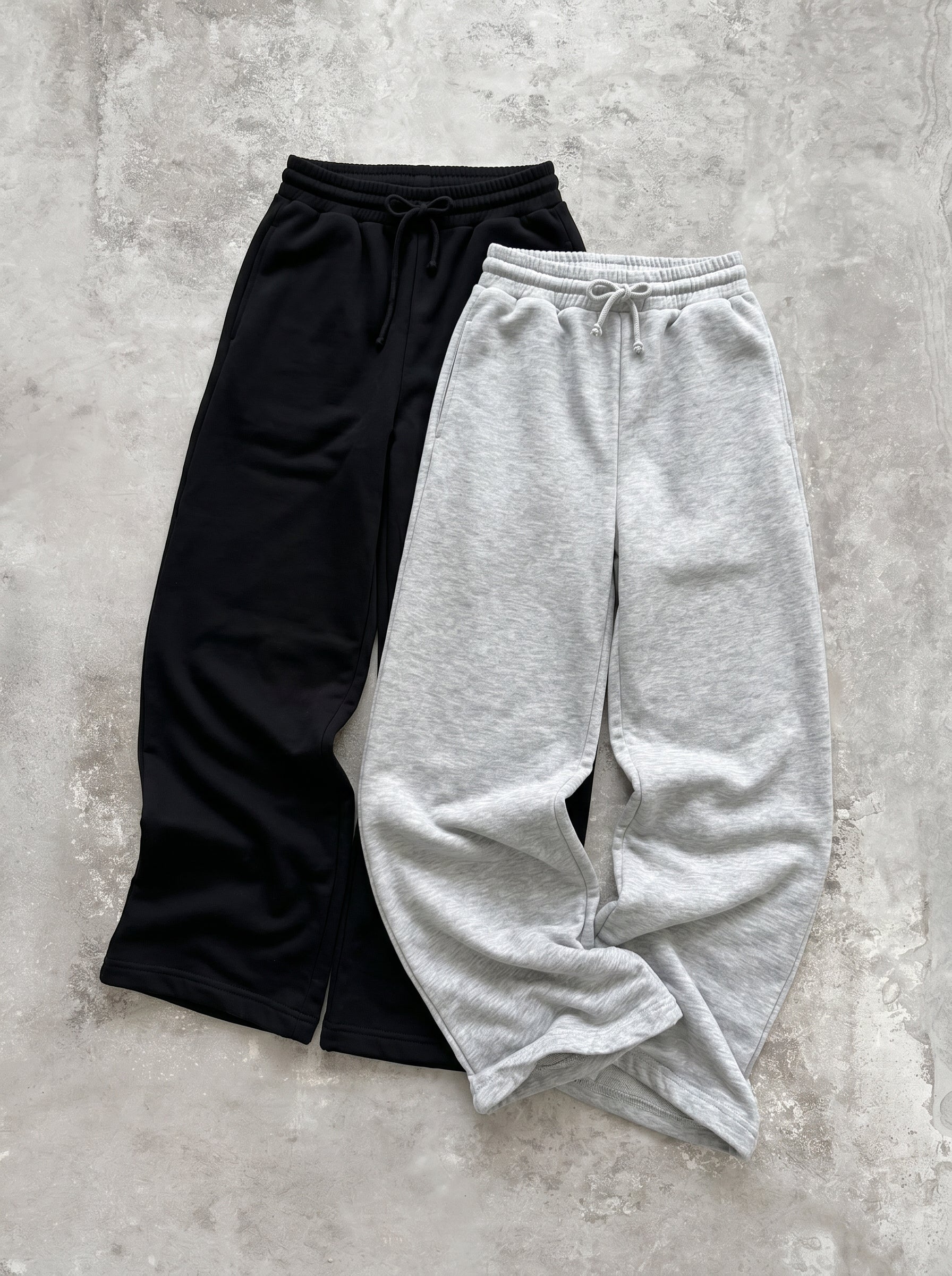 ヘザーグレーとブラックのワイドスウェットパンツ2色の平置き。ゴム＋ドローコードのハイウエスト。ももから裾まで広がるワイドストレートシルエット。