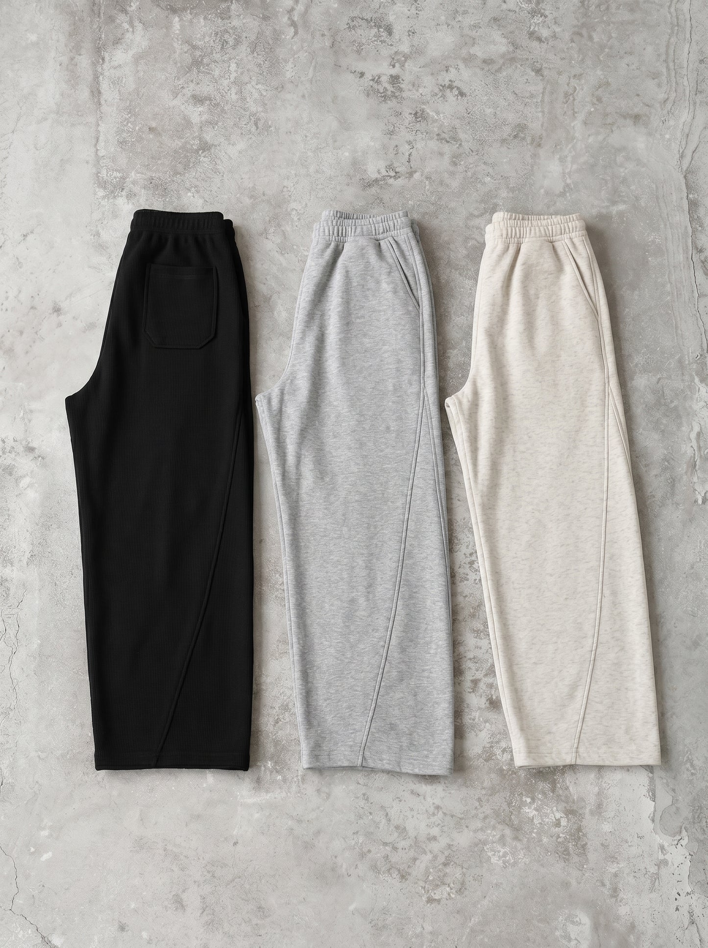 ブラックとグレーのワイドスウェットパンツ2色の平置き。ウエストはゴム＋ドローコード仕様。とろみのある落ち感で、裾に向かってドレープの出るワイドレッグシルエット。